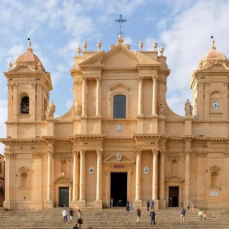 6 Bedroom Amazing In Feriehus Noto